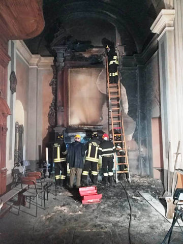 Villafranca: sotto i portici del Comune la messa di domani dopo l'incendio nella parrocchiale 